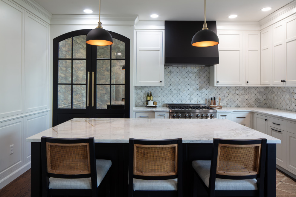 Immagine di un cucina con isola centrale minimal di medie dimensioni con ante lisce, ante bianche, top in marmo, paraspruzzi bianco, elettrodomestici in acciaio inossidabile e top bianco
