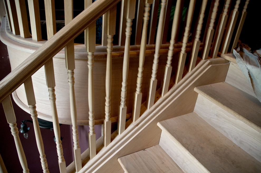 ポートランドにあるエクレクティックスタイルのおしゃれな階段の写真