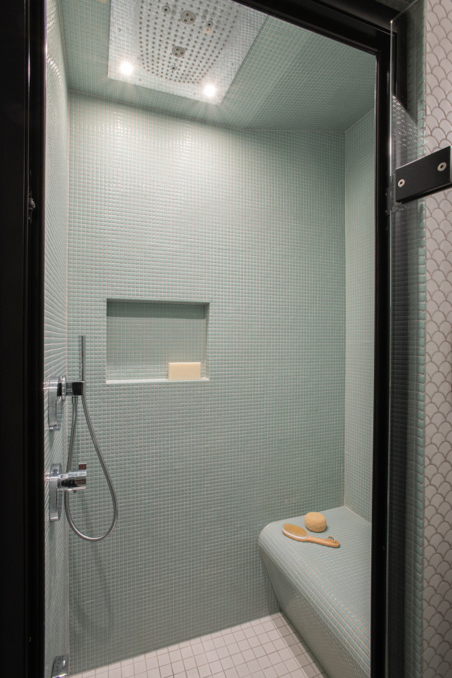 Exemple d'une petite salle d'eau grise et blanche chic avec une douche ouverte, un bidet, un carrelage blanc, mosaïque, un mur vert, un lavabo suspendu, un banc de douche et meuble simple vasque.