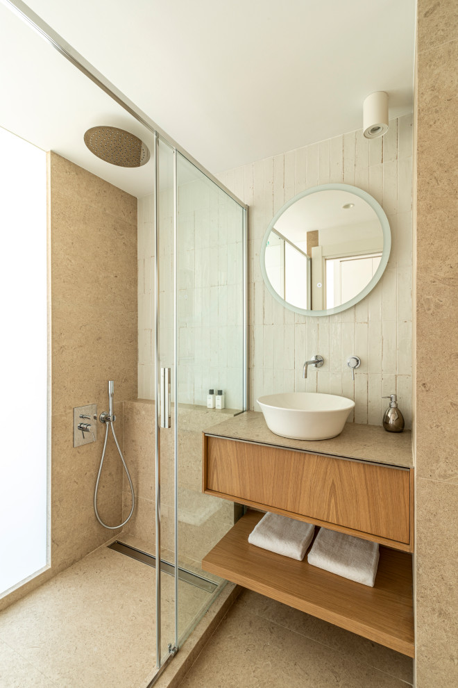 Ejemplo de cuarto de baño rectangular mediterráneo