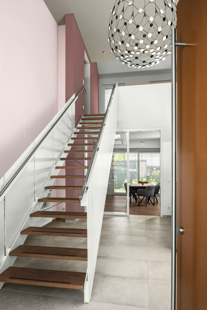 Inspiration för en stor funkis foajé, med rosa väggar, klinkergolv i keramik, en enkeldörr, mellanmörk trädörr och beiget golv