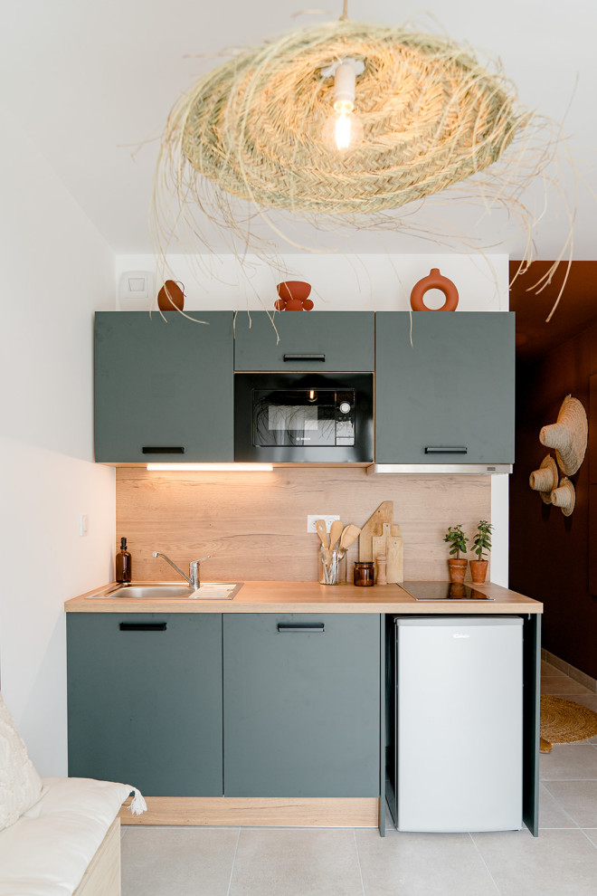Photo of a retro kitchen in Nantes.