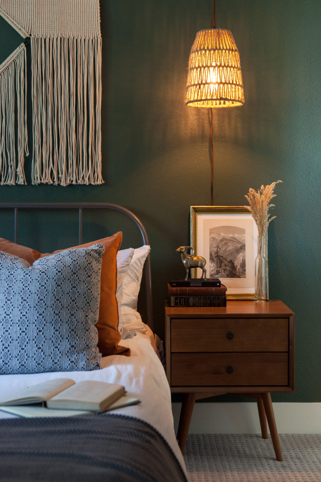 Свежая идея для дизайна: хозяйская спальня в стиле фьюжн с зелеными стенами - отличное фото интерьера