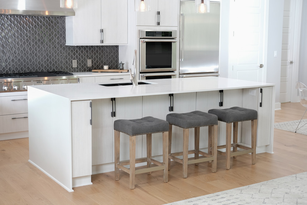 Inspiration for a mid-sized transitional eat-in kitchen remodel in Austin