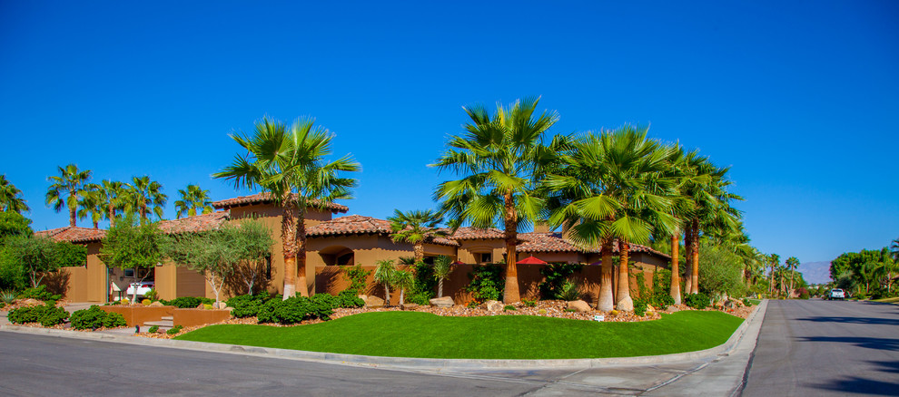 This is an example of a large front yard full sun xeriscape in Los Angeles with gravel.