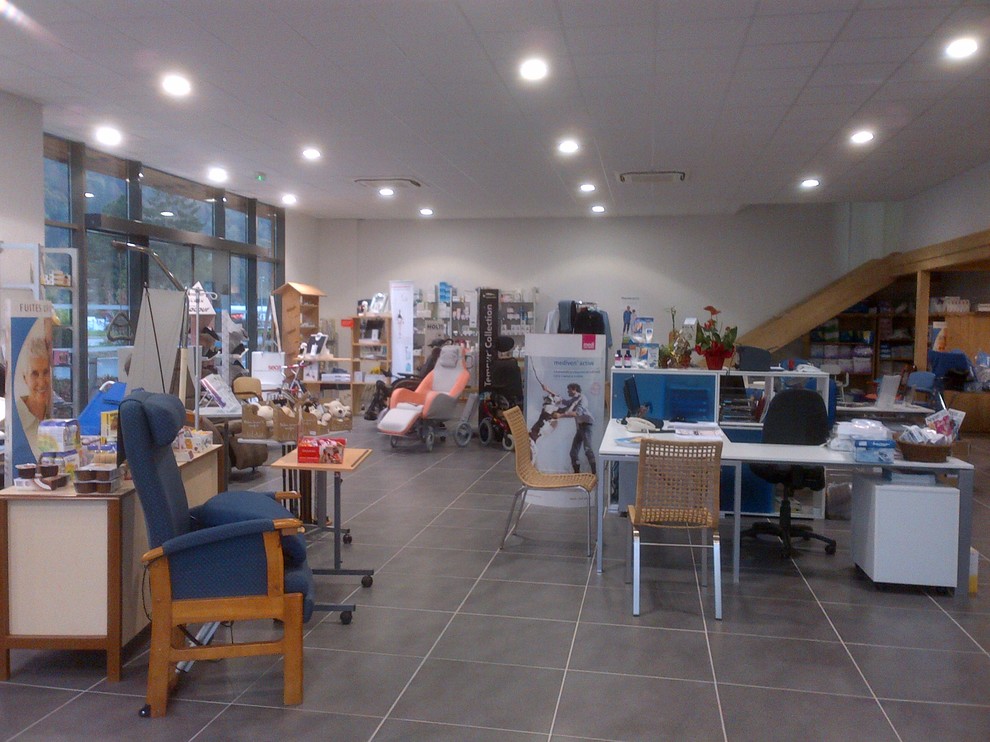 AGENCEMENT INTERIEUR MAGASIN DE MATERIEL MEDICAL SALLANCHES