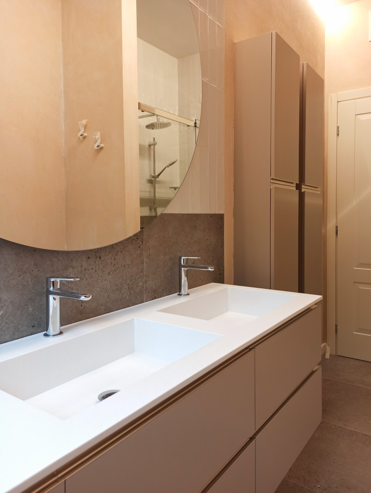 Idées déco pour une salle de bain principale contemporaine de taille moyenne avec des portes de placard grises, une douche à l'italienne, WC à poser, sol en béton ciré, un sol gris, une cabine de douche à porte coulissante et meuble double vasque.