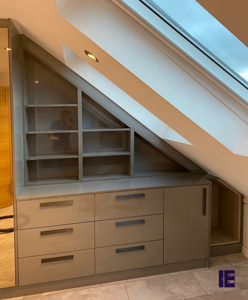 Diseño de armario minimalista grande con armarios tipo vitrina y puertas de armario grises