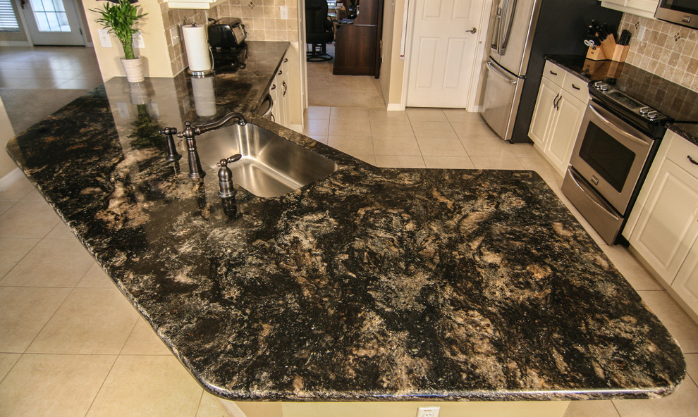 Kitchen - kitchen idea in Orlando