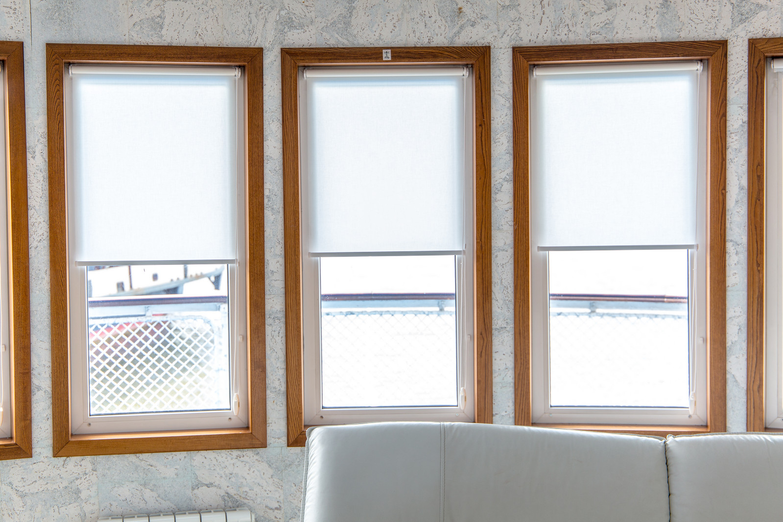 Рулонные шторы на створку окна. Проект на Яхте