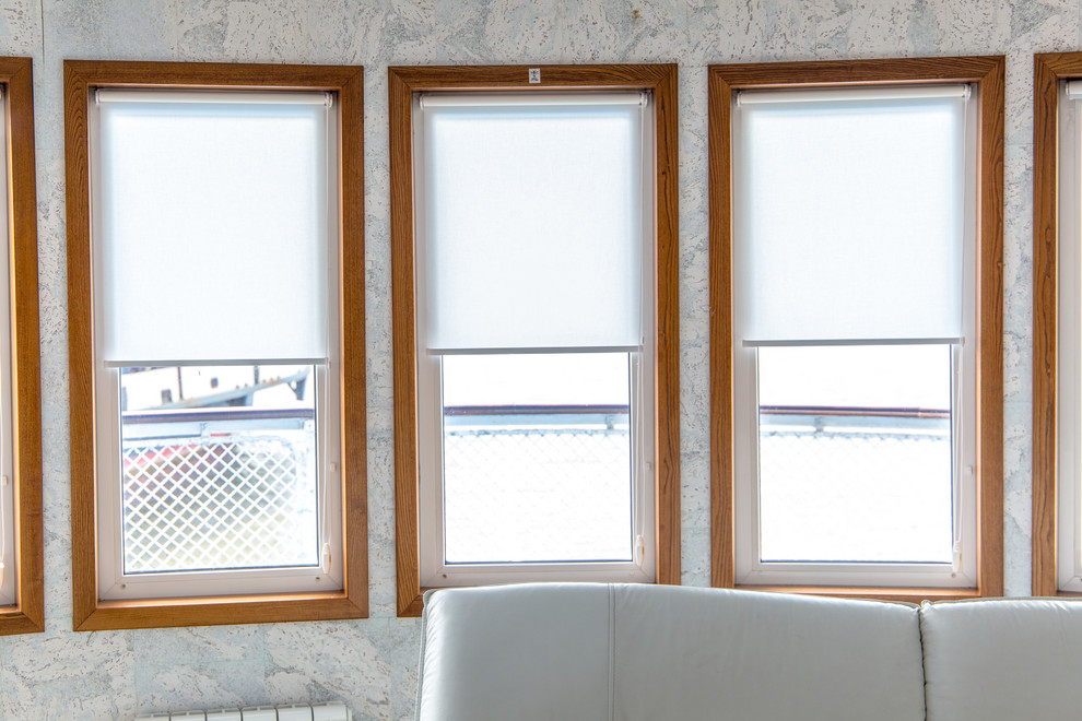 Рулонные шторы на створку окна. Проект на Яхте