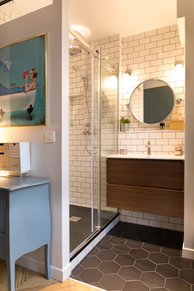 Bild på ett litet vintage vit vitt badrum med dusch, med släta luckor, bruna skåp, vit kakel, keramikplattor, vita väggar, klinkergolv i keramik, ett integrerad handfat, kaklad bänkskiva, svart golv och dusch med skjutdörr