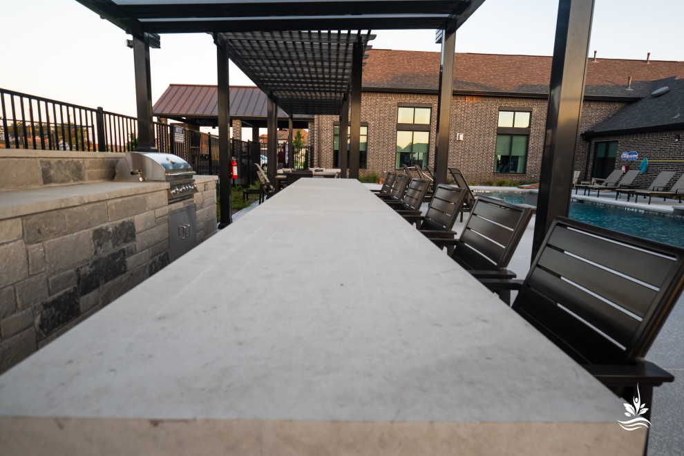 Geräumiger Rustikaler Pool in individueller Form mit Pool-Gartenbau und Betonplatten in Dallas