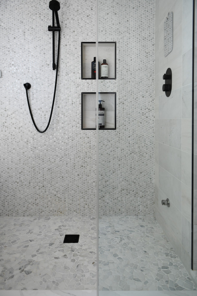 Diseño de cuarto de baño actual de tamaño medio con baldosas y/o azulejos blancos y baldosas y/o azulejos de mármol