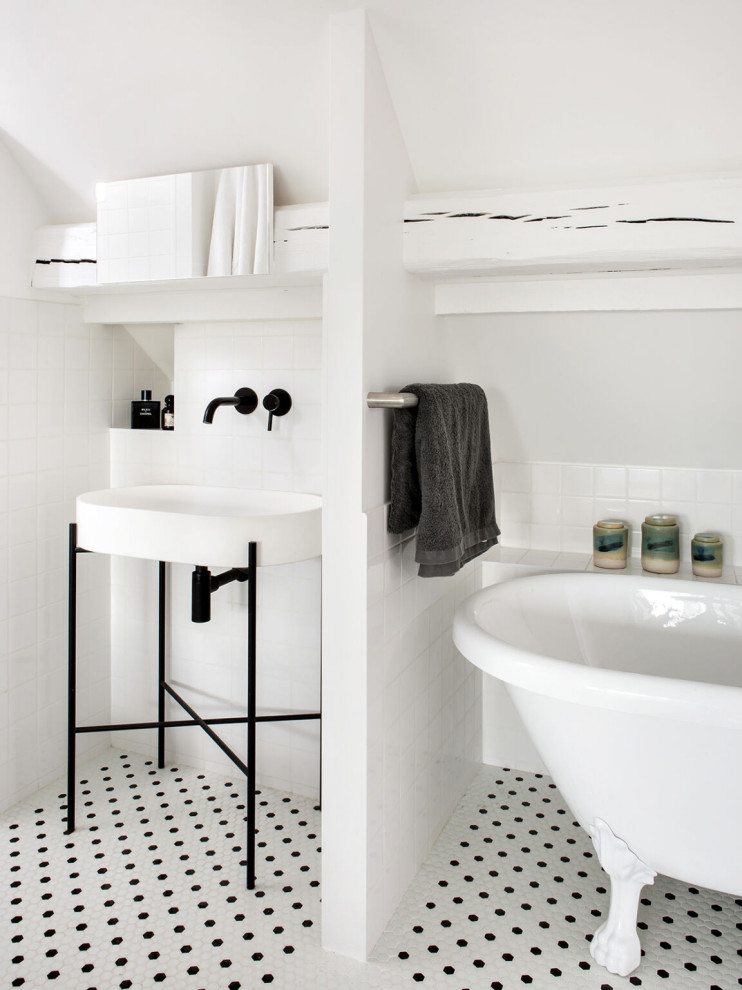На фото: главная ванная комната в стиле неоклассика (современная классика) с плиткой мозаикой и белым полом с