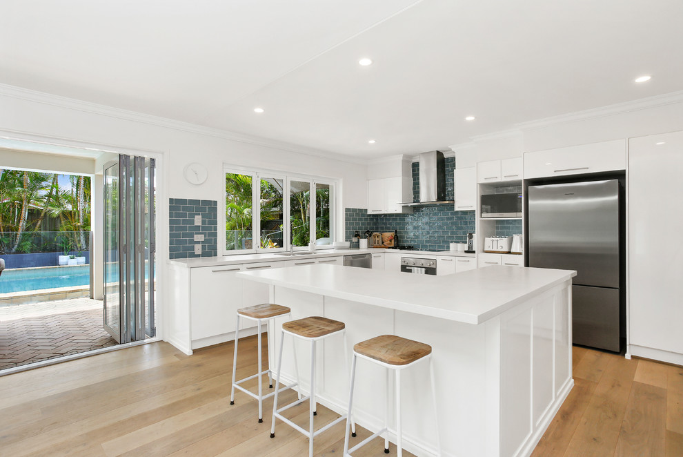 Inspiration for a beach style kitchen in Gold Coast - Tweed.