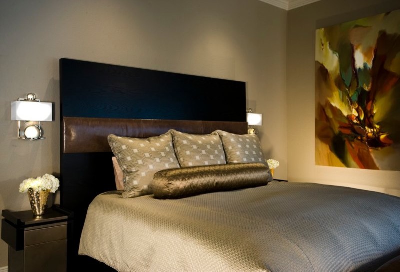 This is an example of a modern bedroom in Dallas.