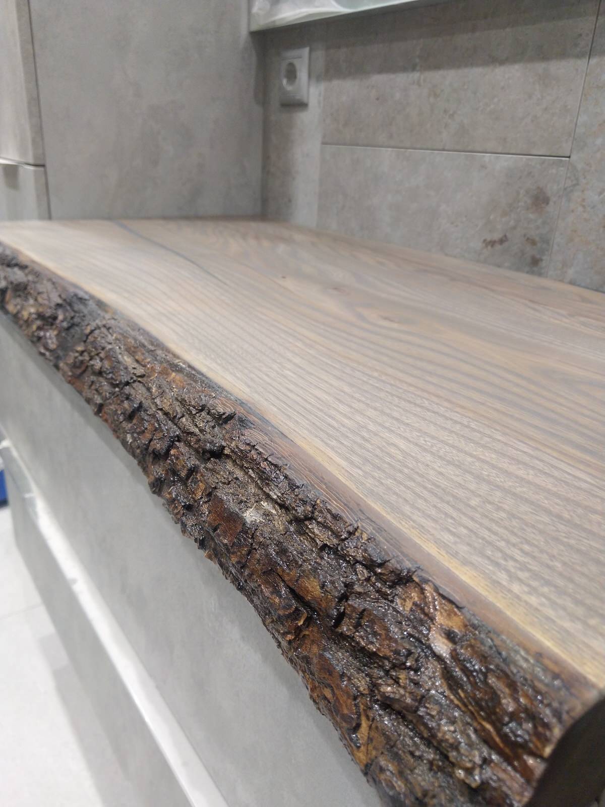 Столешница в ванную комнату из слэба карагача