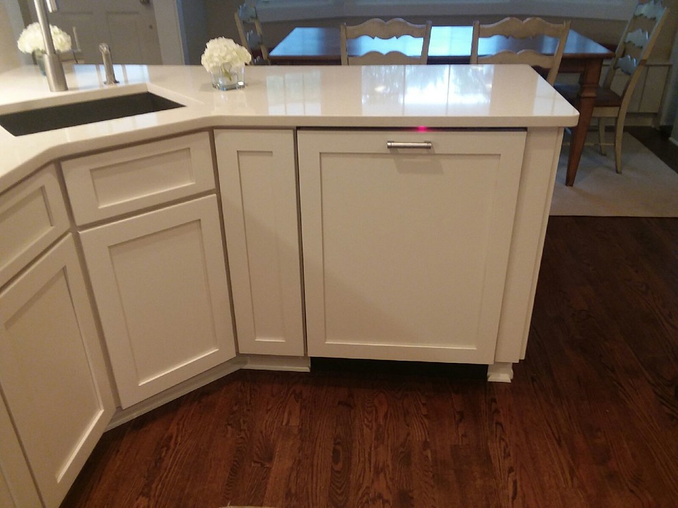 Large transitional u-shaped medium tone wood floor and brown floor eat-in kitchen photo in Baltimore with an undermount sink, shaker cabinets, white cabinets, quartz countertops, beige backsplash, stone slab backsplash, stainless steel appliances and a peninsula