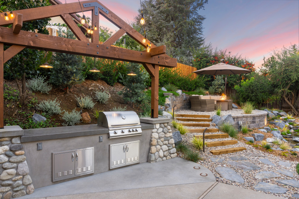 Mittelgroßer Rustikaler Patio mit Outdoor-Küche und Granitsplitt in Los Angeles