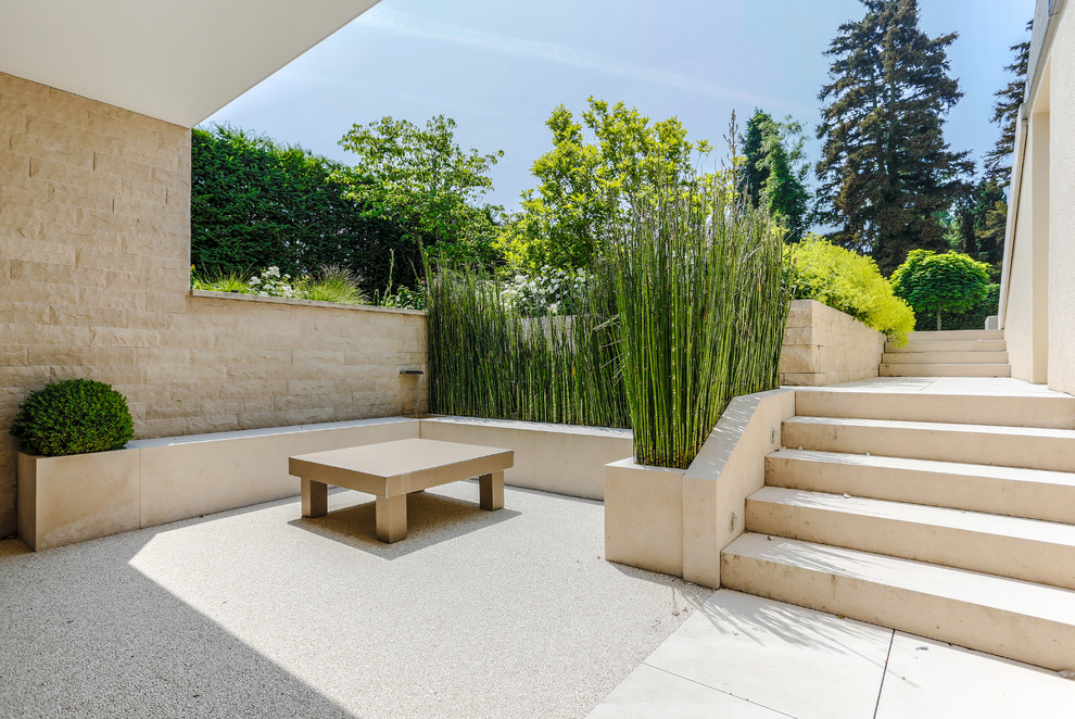 Mid-sized contemporary side yard garden in Stuttgart with natural stone pavers.
