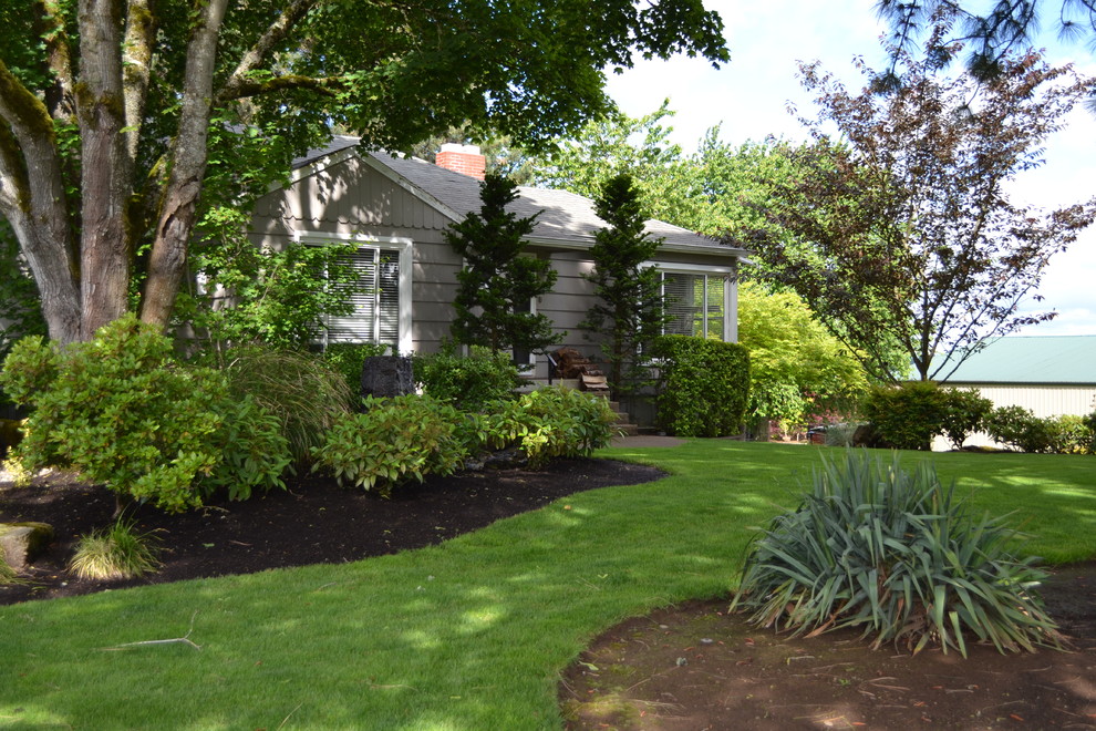 Inspiration for a contemporary backyard garden in Portland.