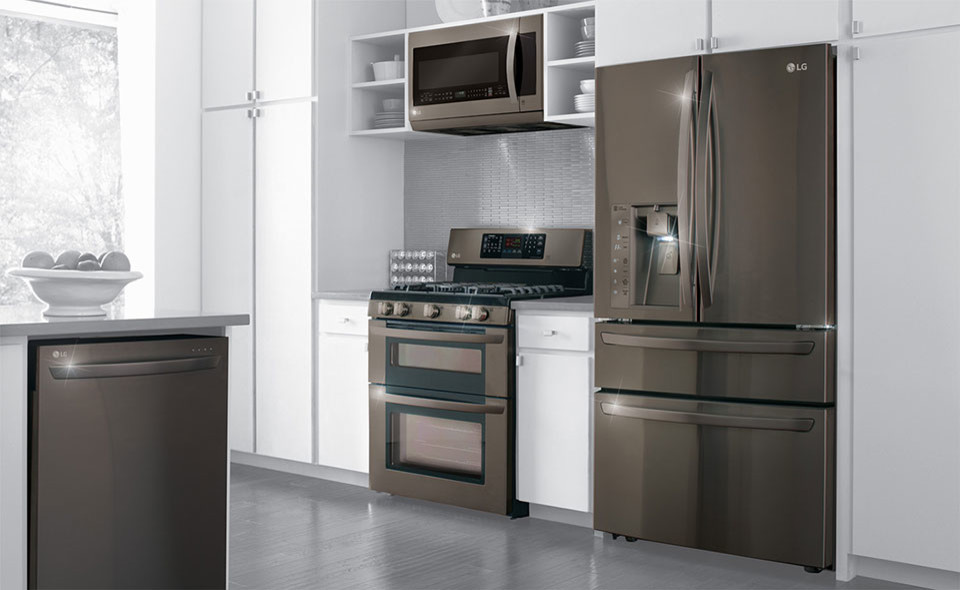 Foto di una cucina con ante lisce, ante bianche, elettrodomestici neri e parquet chiaro