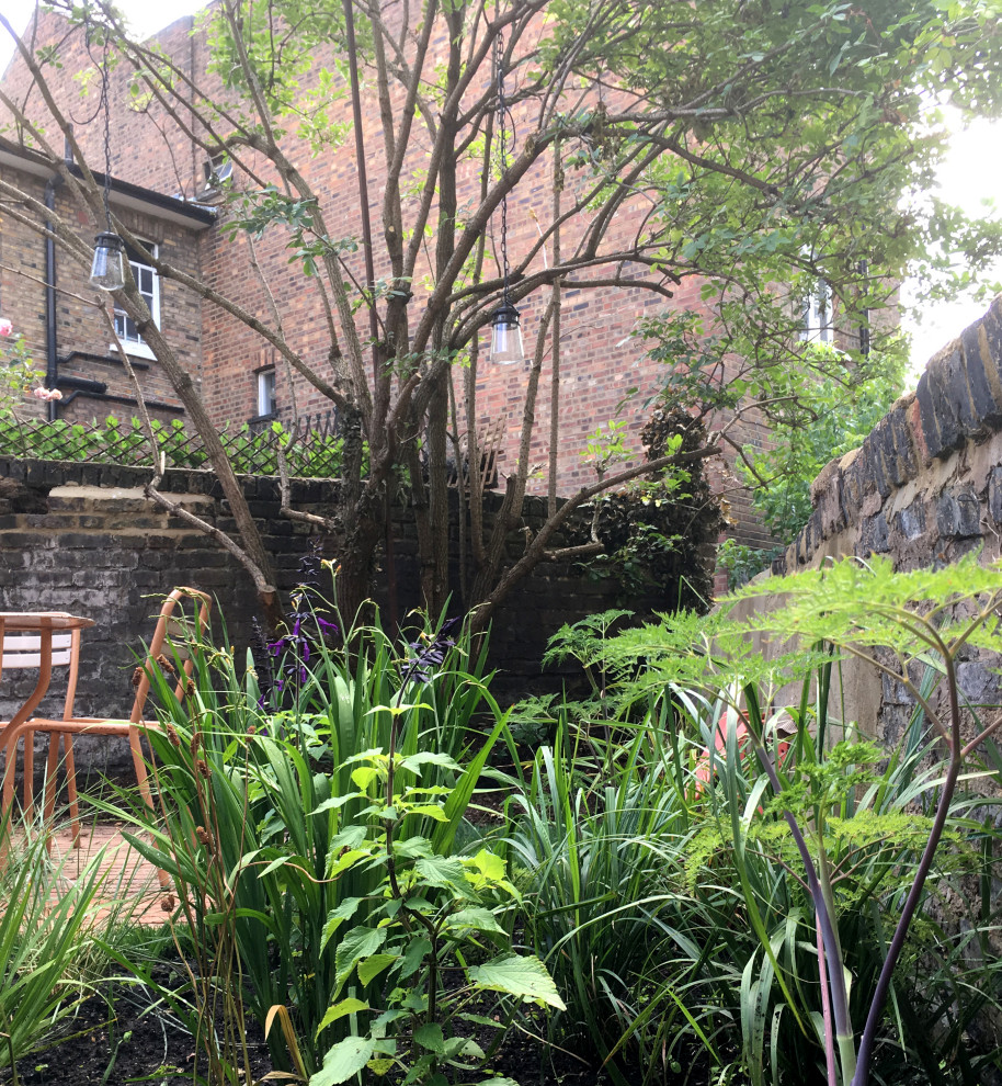 Moderner Garten mit direkter Sonneneinstrahlung und Pflastersteinen in London