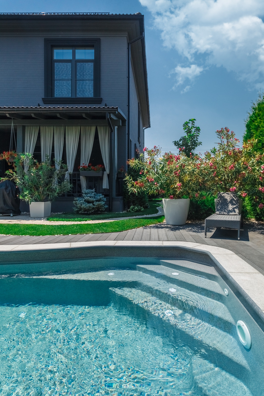 Бассейн на территории частного дома.