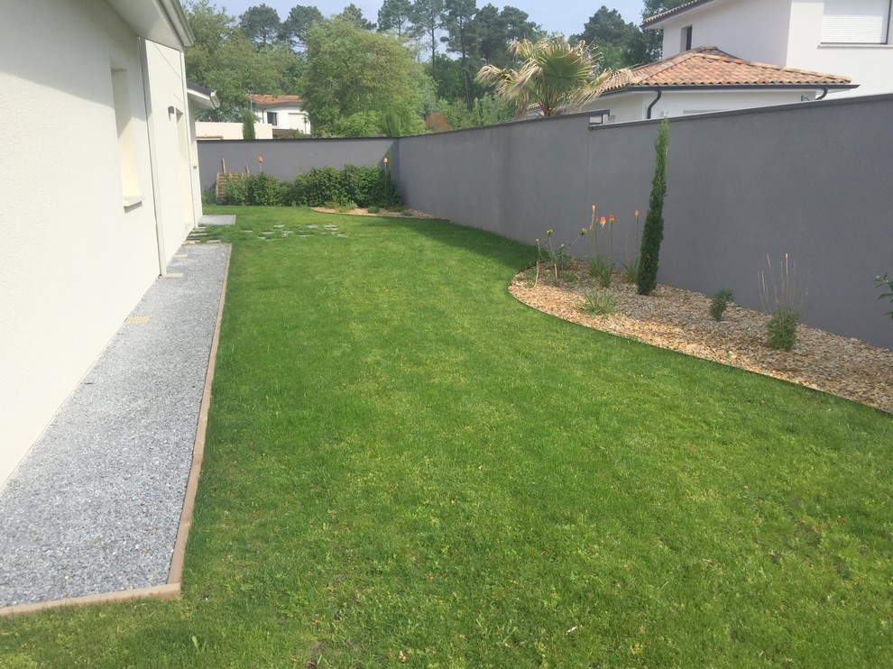 This is an example of a contemporary landscaping in Bordeaux.