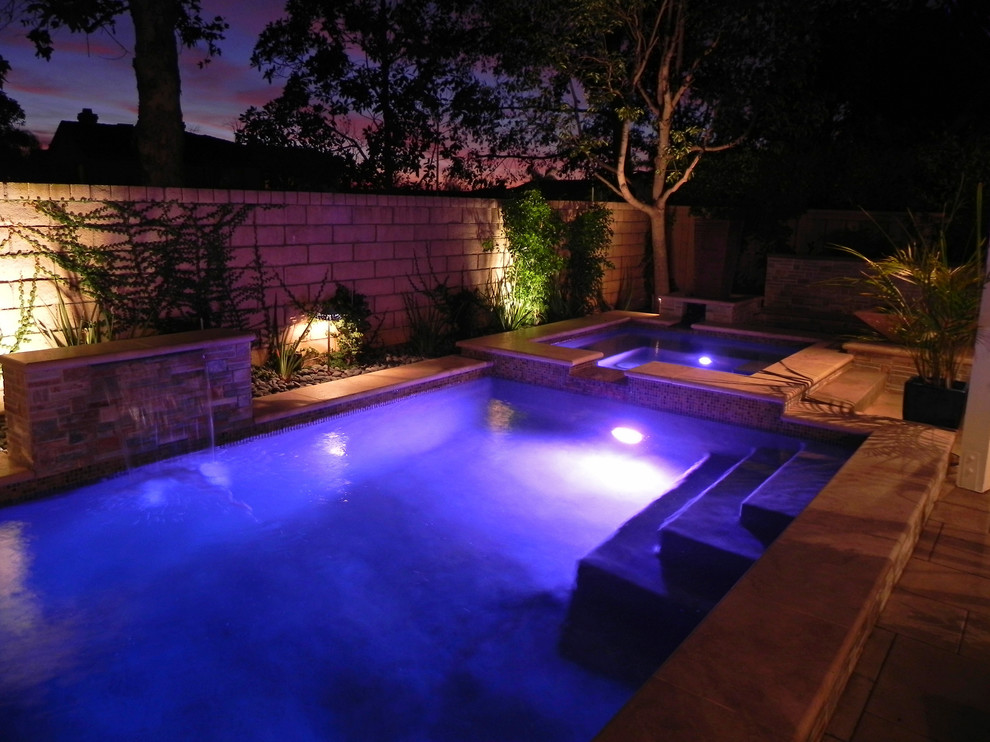 Photo of a contemporary swimming pool in San Diego.