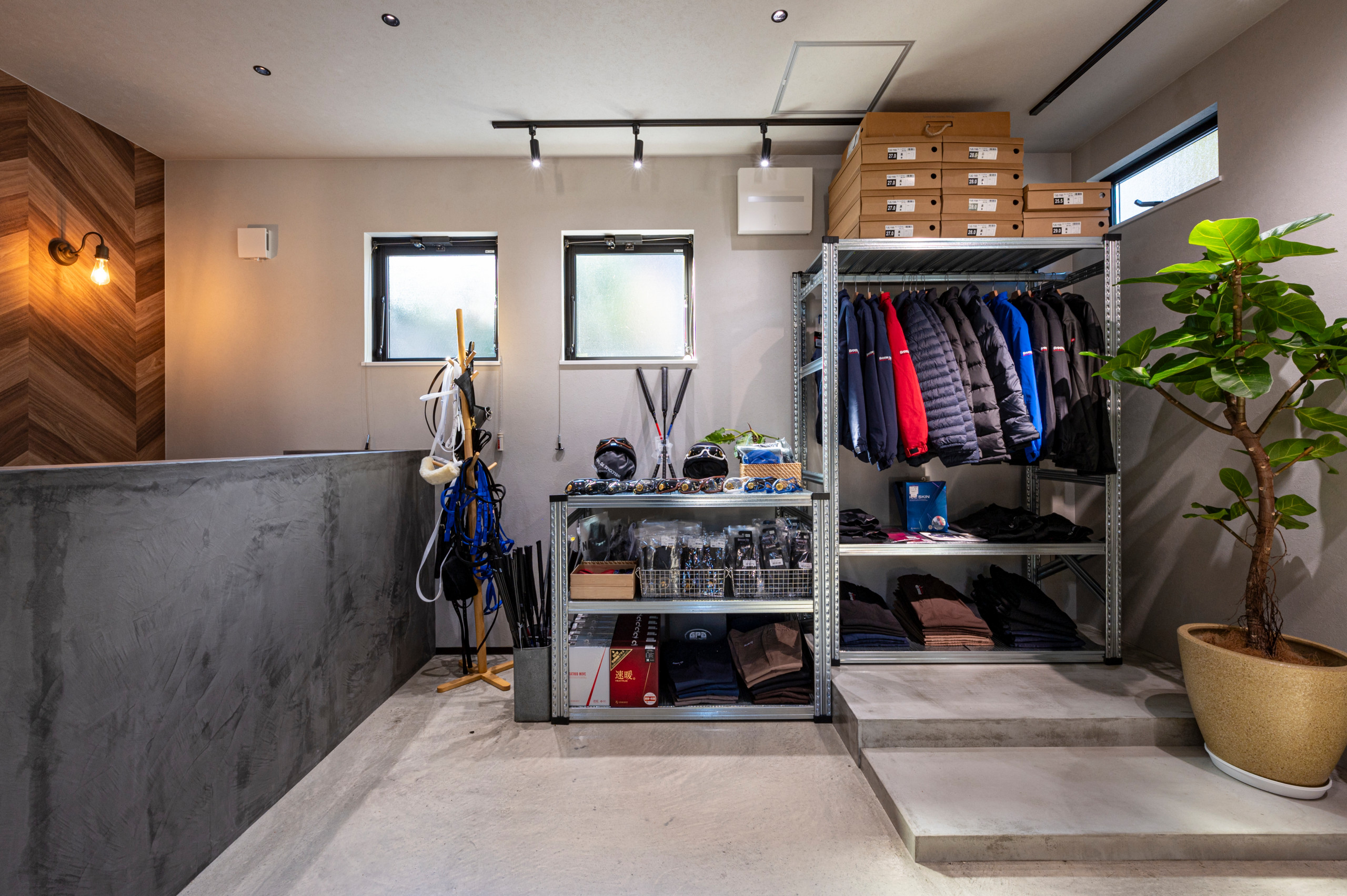 重厚感ある馬具屋