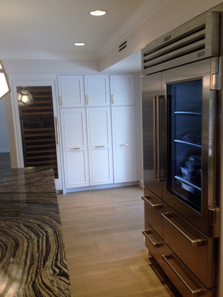 Transitional kitchen photo in Miami