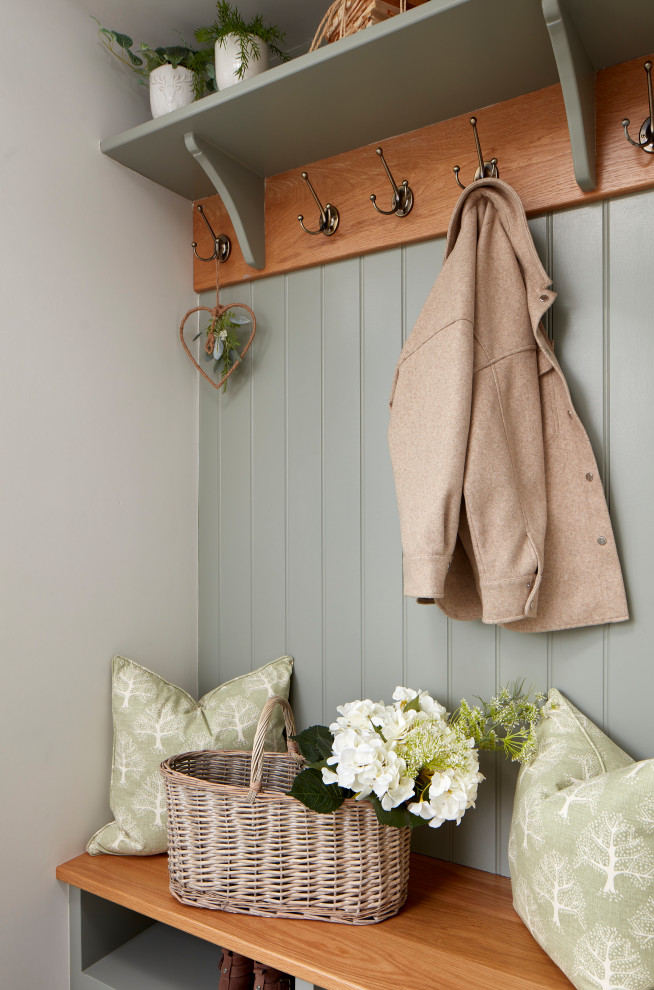 Foto på en mellanstor lantlig entré, med beige väggar, klinkergolv i porslin, en enkeldörr, en grön dörr och flerfärgat golv