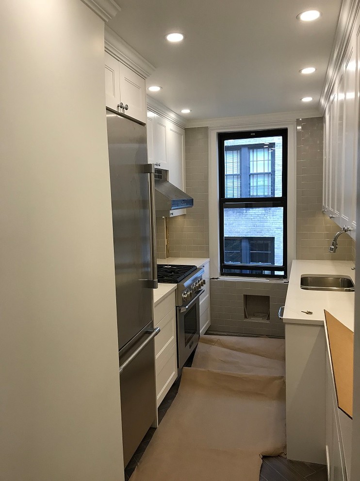 This is an example of a medium sized contemporary kitchen in New York.
