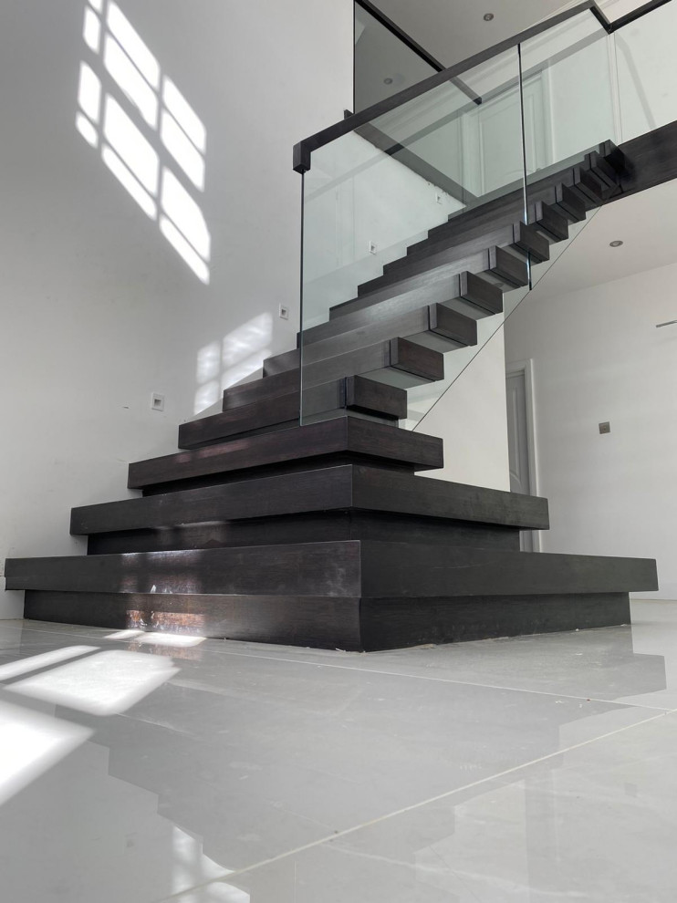 Photo of a mid-sized modern staircase in Hertfordshire.