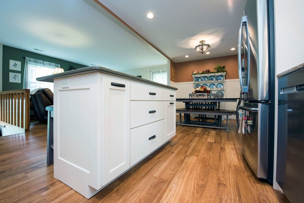 Example of a transitional kitchen design in Columbus