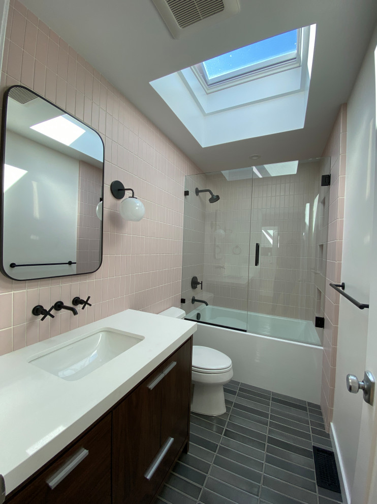 Foto di una stanza da bagno minimalista di medie dimensioni con vasca ad angolo, piastrelle rosa, piastrelle in ceramica e pavimento con piastrelle in ceramica