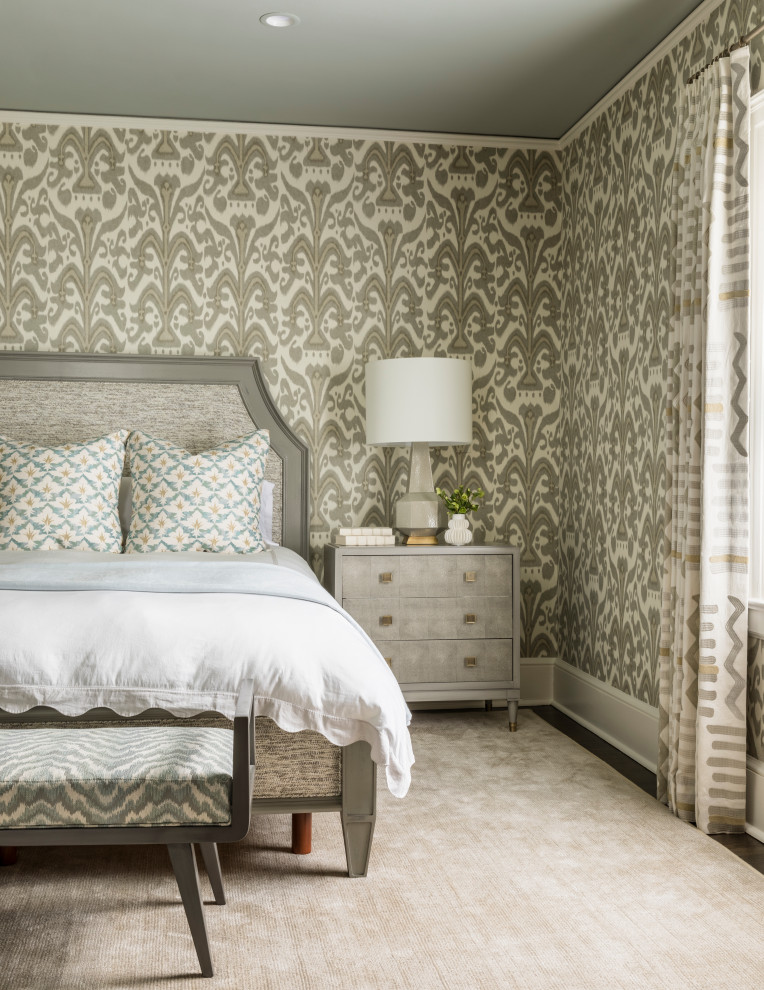 Пример оригинального дизайна: гостевая спальня (комната для гостей) в стиле неоклассика (современная классика) с разноцветными стенами, темным паркетным полом, коричневым полом и обоями на стенах