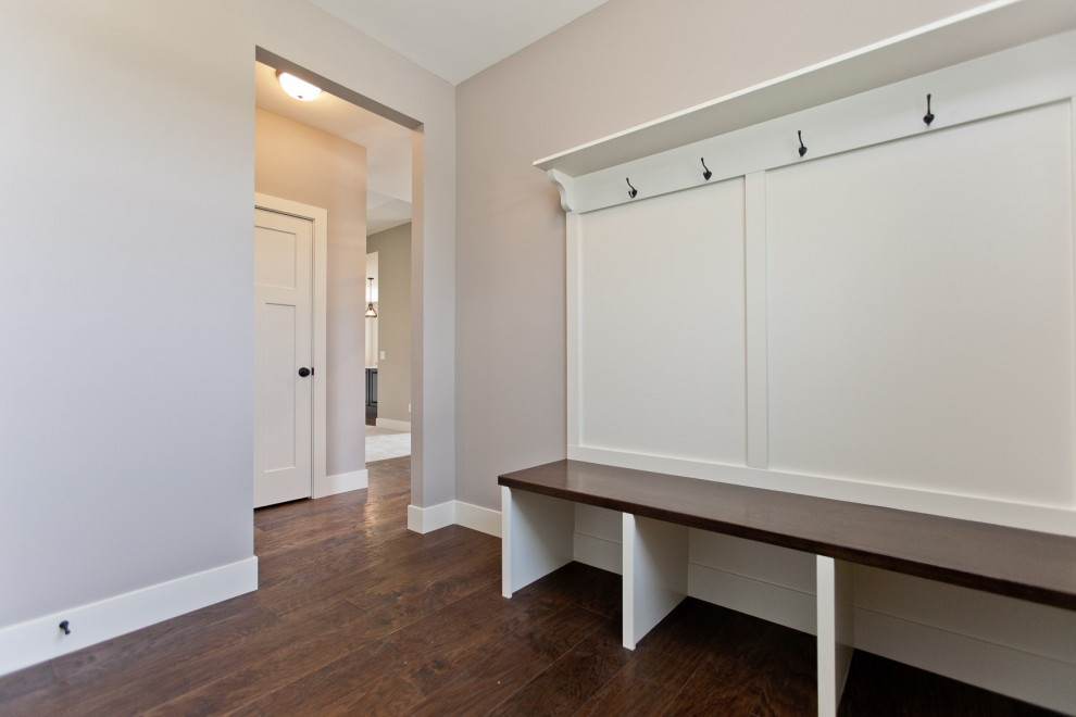 Источник вдохновения для домашнего уюта: тамбур в классическом стиле с одностворчатой входной дверью и белой входной дверью