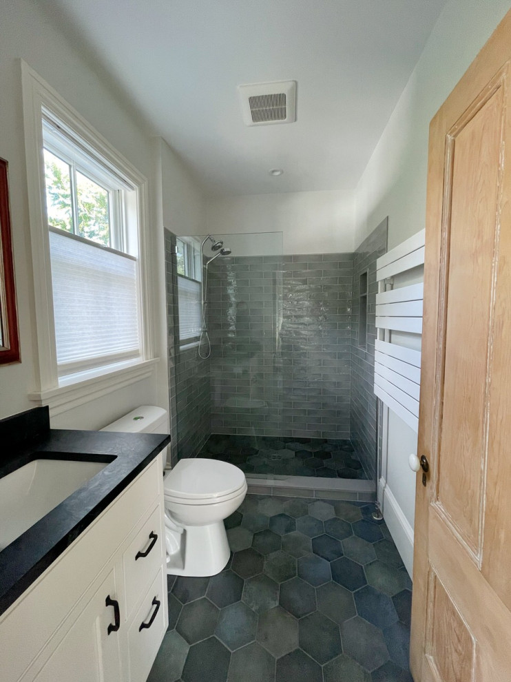 Mid-sized scandinavian 3/4 bathroom in Providence with shaker cabinets, white cabinets, an alcove shower, a two-piece toilet, gray tile, subway tile, grey walls, porcelain floors, an undermount sink, onyx benchtops, grey floor, an open shower, black benchtops, a single vanity and a built-in vanity.