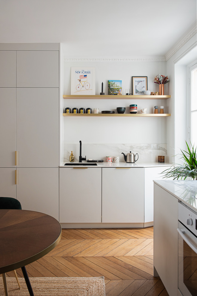 Réalisation d'une petite cuisine ouverte linéaire minimaliste avec un évier encastré, une crédence blanche, une crédence en marbre et un plan de travail blanc.