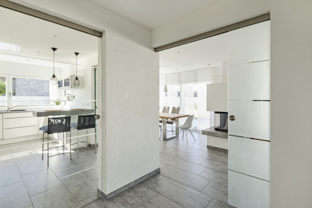 Moderne Stadtvilla unter einem Walmdach contemporain-salon