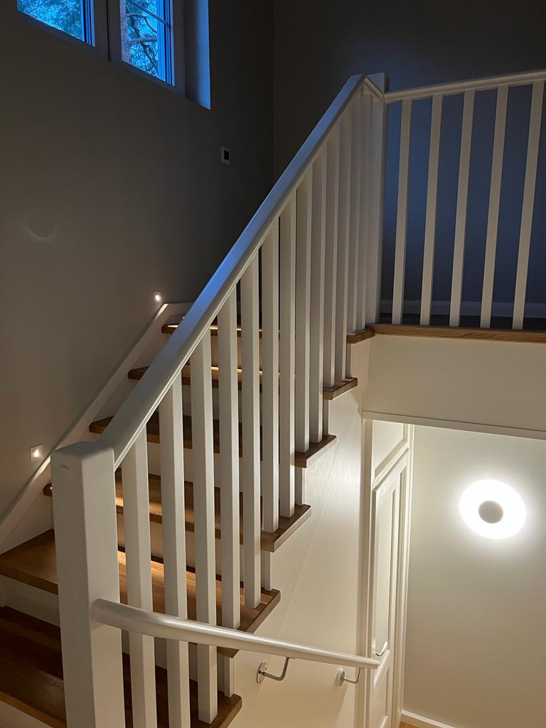 Деревянная лестница со встроенной кладовой