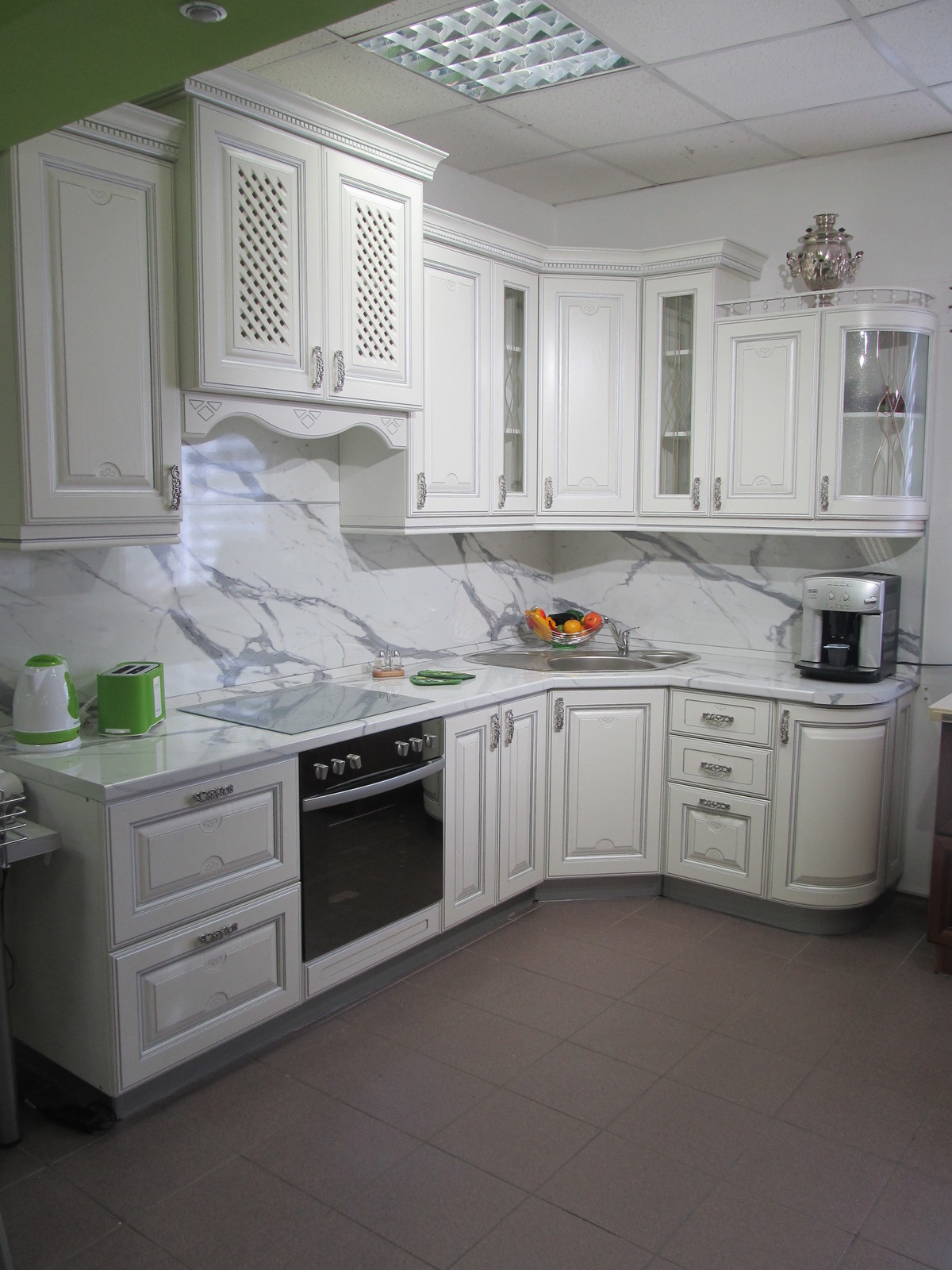 Классическая кухня белая с серебряной патиной