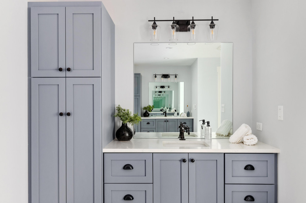 Foto de cuarto de baño campestre con armarios estilo shaker, puertas de armario azules y bañera exenta