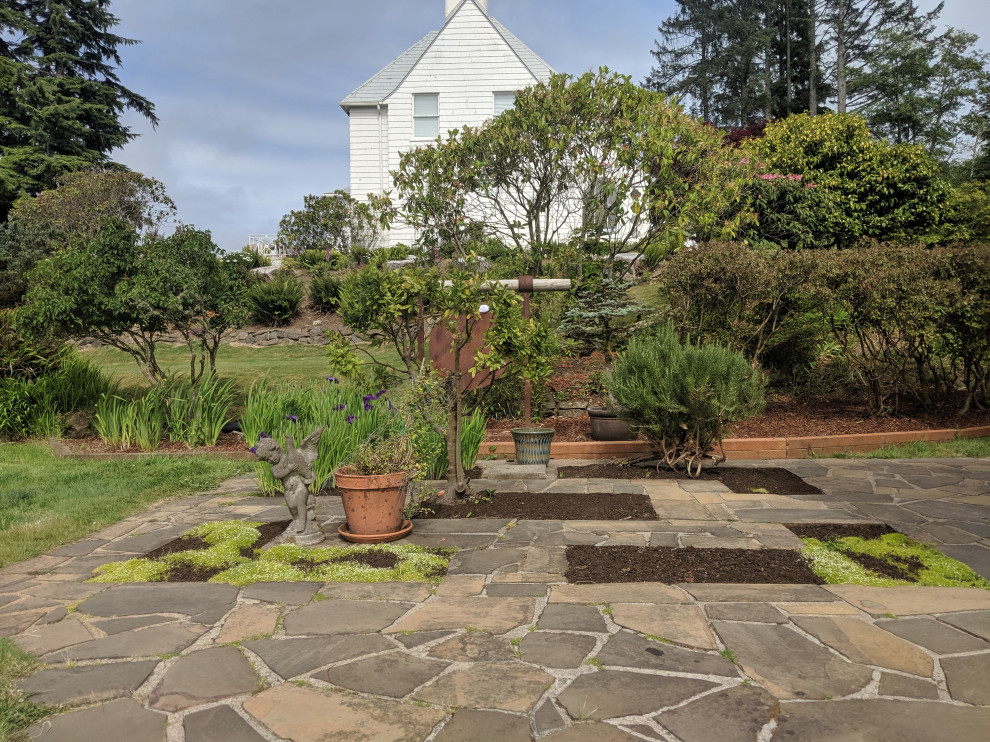 Inspiration for a world-inspired garden in Portland.