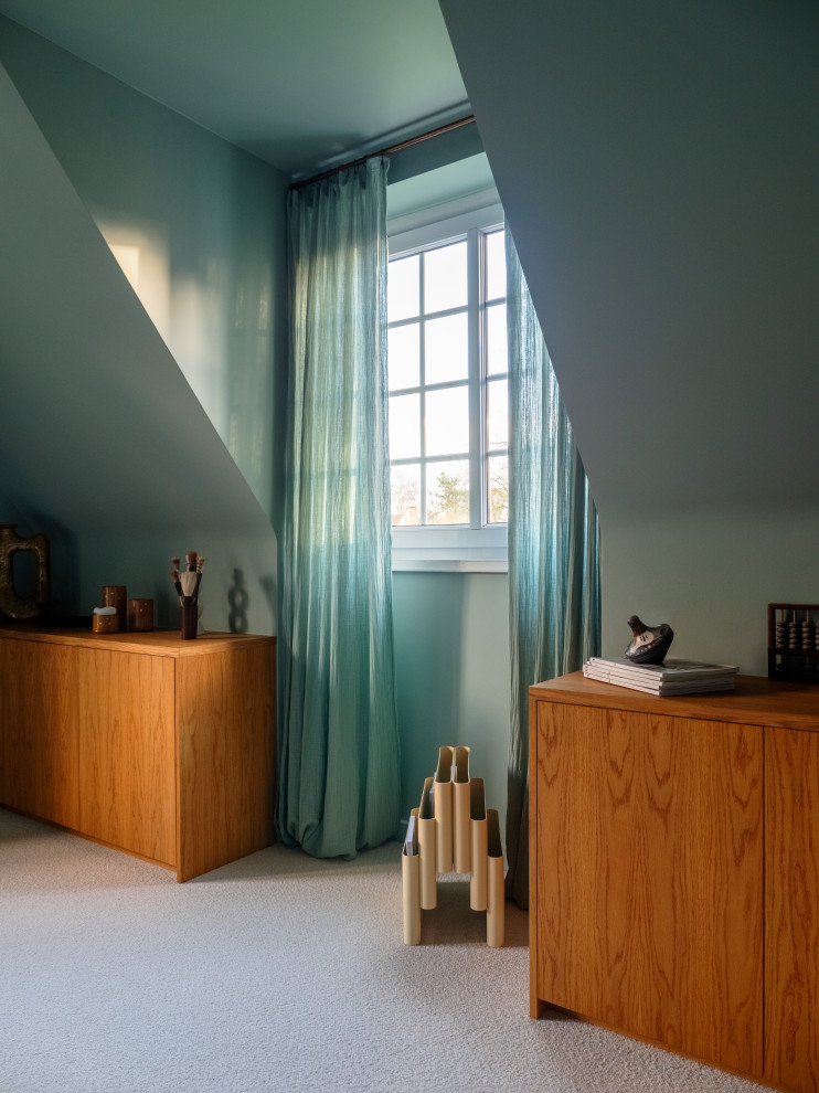 Inspiration pour une grande chambre minimaliste avec un mur vert, aucune cheminée et dressing.