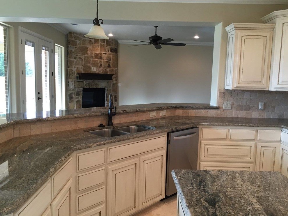Kitchen - kitchen idea in Austin