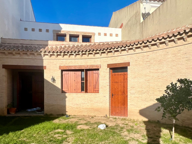 Arpeconst Umbrete country-courtyard